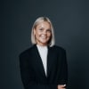 En profilbild av fastighetsmäklare Elin Jansson