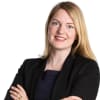 En profilbild av fastighetsmäklare Lina Edin
