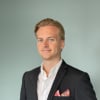 En profilbild av fastighetsmäklare Filip Fourong Fallenius