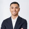 En profilbild av fastighetsmäklare David Alashi