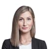 En profilbild av fastighetsmäklare Anna Åkesson
