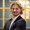 En profilbild av fastighetsmäklare Max Nilsson
