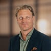 En profilbild av fastighetsmäklare Andreas Ouchterlony