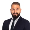 En profilbild av fastighetsmäklare George Tentak
