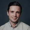 En profilbild av fastighetsmäklare Christian Karlsson