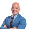En profilbild av fastighetsmäklare Gustaf Eriksson