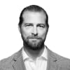 En profilbild av fastighetsmäklare Jonas Ackelman