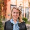 En profilbild av fastighetsmäklare Anna Strömberg