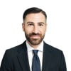 En profilbild av fastighetsmäklare Afram Akyol
