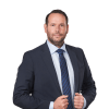 En profilbild av fastighetsmäklare Peter Borromei