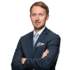 En profilbild av fastighetsmäklare Christian Zettergren