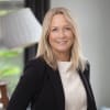 En profilbild av fastighetsmäklare Gunilla Hedman