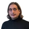 En profilbild av fastighetsmäklare Milic Sremcevic