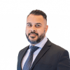 En profilbild av fastighetsmäklare Ali Mozil