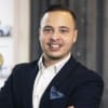 En profilbild av fastighetsmäklare Konstantin Åström