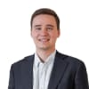 En profilbild av fastighetsmäklare Adam Ingmarsson