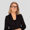 En profilbild av fastighetsmäklare Lena Fridlund Danielsson