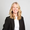 En profilbild av fastighetsmäklare Amanda Wennberg