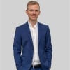 En profilbild av fastighetsmäklare Johan Söderlund
