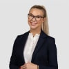 En profilbild av fastighetsmäklare Emma Andersson Hejll