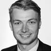 En profilbild av fastighetsmäklare Tim Svensson