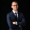 En profilbild av fastighetsmäklare Andrej Stankovic