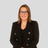 En profilbild av fastighetsmäklare Lina Gustavsson