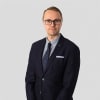 En profilbild av fastighetsmäklare Johan Eriksson