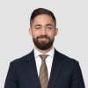 En profilbild av fastighetsmäklare Adam Lindh