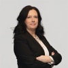 En profilbild av fastighetsmäklare Anneli Göransdotter