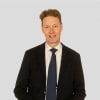 En profilbild av fastighetsmäklare Patrik Gotthold
