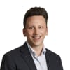 En profilbild av fastighetsmäklare Alex Lorant