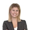 En profilbild av fastighetsmäklare Viktoria Svensson
