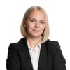 En profilbild av fastighetsmäklare Cecilia Johansson