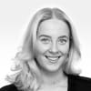 En profilbild av fastighetsmäklare Elvira Henriksson