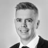 En profilbild av fastighetsmäklare Fredrik Berglund