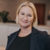 En profilbild av fastighetsmäklare Erica Dahl