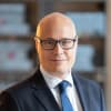 En profilbild av fastighetsmäklare David Almqvist