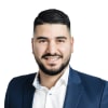 En profilbild av fastighetsmäklare Ninos Sezkir