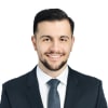 En profilbild av fastighetsmäklare Emir Kazimovski