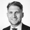 En profilbild av fastighetsmäklare Jesper Sweijer