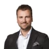 En profilbild av fastighetsmäklare Michael Lundholm
