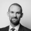 En profilbild av fastighetsmäklare Daniel Bohn