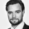 En profilbild av fastighetsmäklare Christopher Sjödahl