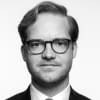 En profilbild av fastighetsmäklare Dennis Berg