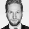 En profilbild av fastighetsmäklare Kristoffer Cedergren