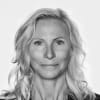 En profilbild av fastighetsmäklare Anneli Leo