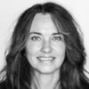 En profilbild av fastighetsmäklare Anette Andersson