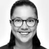 En profilbild av fastighetsmäklare Gabriella Gomez