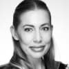 En profilbild av fastighetsmäklare Karolina Christiernsson